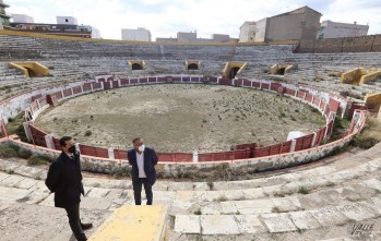 El alcalde, Rubén Alfaro, y el edil José Antonio Amat, en la Plaza de Toros, que será rehabilitada.