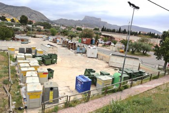 Desde el Ayuntamiento se pide que dejen los residuos en el ecoparque municipal | Jesús Cruces.