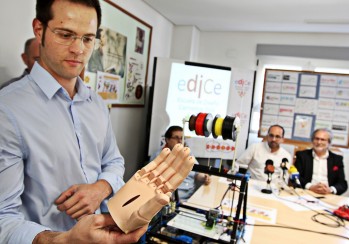 Ignacio García muestra el funcionamiento de la impresora en 3D | Jesús Cruces