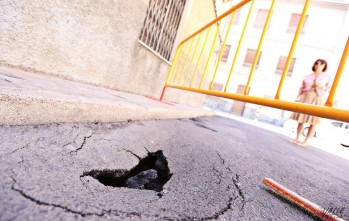 Imagen del socavón de la céntrica y transitada calle | Jesús Cruces.