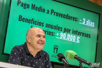 El edil de Hacienda, Ramón Poveda, ha informado de los datos en rueda de prensa | J.C.