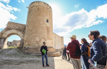 Imagen de la primera visita al Castillo de Elda tras su reapertura. 