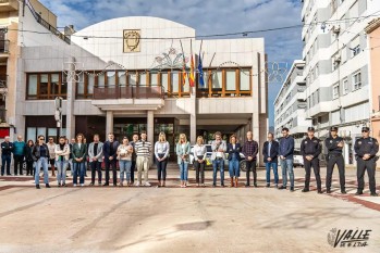 Representantes municipales y de la Policía Local en el minuto de silencio | Nando Verdú.