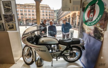 La décima exposición de coches y motos antiguas se inaugura hoy a las 19 horas en la Plaza Mayor | J.C.