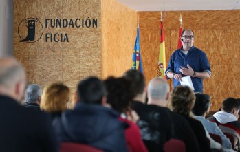 El presentador Nacho Ares durante su conferencia en las jornadas de egiptología de Elda.