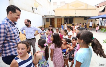 Alfaro y Vicente han visitado esta mañana una de las escuelas | Jesús Cruces.