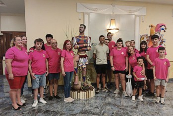 La comisión de Las 300 junto a Iván Forte y su ninot.