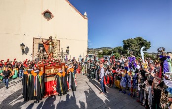 San Bonifacio volvió a su ermita arropado por los festeros.