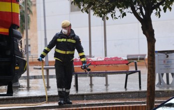 Imagen de los militares desinfectando.