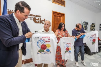 El presidente de la Cofradía de los Santos Patronos, Ramón González, ha hecho entrega de las camisetas | J.C.