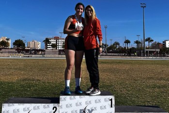 Anhara Ortega junto a su entrenadora Paula García. 