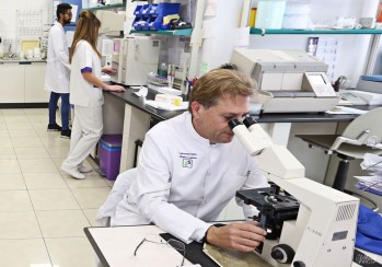 Foto de archivo del Laboratorio con José Luis Miralles en primer término