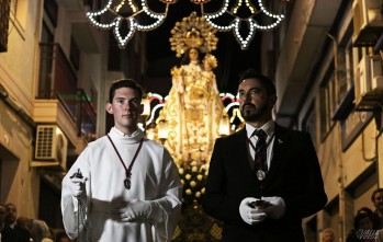 La Virgen estuvo acompañada por cientos de petrerenses | Jesús Cruces.