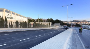 Imagen de la renovada zona junto a IES Monastil | Jesús Cruces.