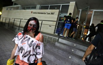 La invasión zombi reunió a cientos de personas en las calles de toda Elda | Jesús Cruces.