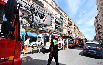 El dueño de la vivienda ha perdido el conocimiento a causa del humo| Jesús Cruces.