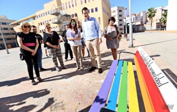 Pintan con los colores de la bandera del Orgullo Gay los bancos de La Ficia