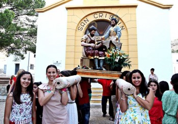 Las falleras llevaron a hombros la imagen de su patrón | Jesús Cruces