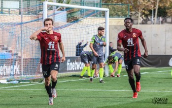 Pablo García celebra el gol del triunfo ante el Melilla seguido por Moussa Bandeh | J. C.