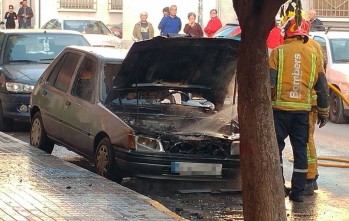 Un cortocircuito provoca el incendio de un vehículo junto al centro social Severo Ochoa