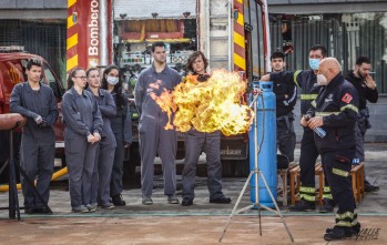 Alumnos del ciclo de Emergencias del CIPFP junto al profesor y jefe de Bomberos Amancio Guerrero | J.C.