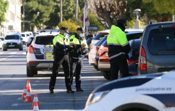 Los agentes tuvieron que separar a las dos mujeres.