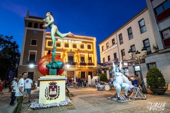 La Falla Oficial ya está plantada a las puertas del Ayuntamiento | Nando Verdú. 