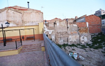 Imagen de la actual plazoleta y la zona en la que se crearán los aparcamientos | Jesús Cruces.