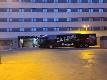 El autobús del Eldense en la puerta del Hotel AC donde dormirá el filial del Barcelona | A.J.