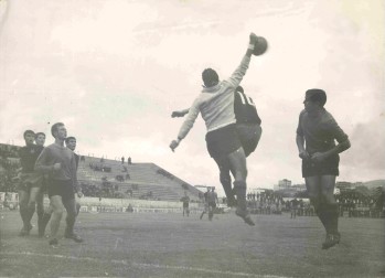El meta azulgrana Gil despeja un balón ante Vallejo en el Estadio de Pasarón (1964) | C. Gómez