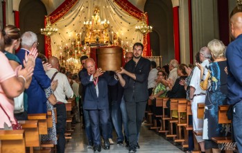 El féretro ha sido portado a hombros por familiares y miembros de la Cofradía de los Santos Patronos. 