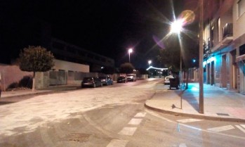 El vertido del poso del aceite de oliva de un camión obliga a cortar al tráfico la calle La Mancha de Petrer