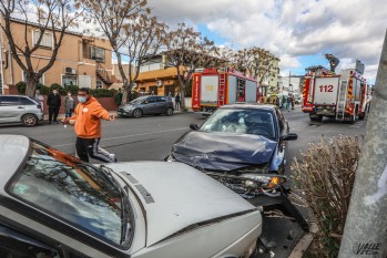 El accidente ha sido muy aparatoso, pero por suerte no ha habido heridos graves | J.C.