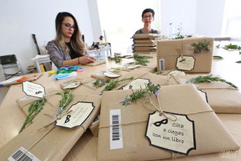 Las bibliotecarias llevan dos semanas trabajando en esta iniciativa | Jesús Cruces.