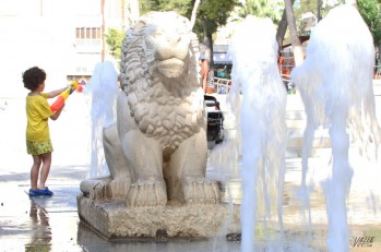 Los más pequeños buscan refresarse en las fuentes para evadir el calor.