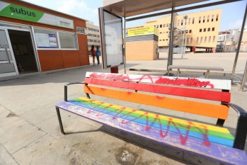Imagen de uno de los cuatro bancos que ha sufrido pintadas | Jesús Cruces.