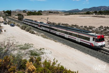 El tren permanece parado en las vías | Nando Verdú.