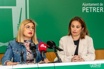 La alcaldesa, Irene Navarro, y la edil de Educación, Patricia Martínez, han pedido que se retome el proyecto | Nando Verdú. 