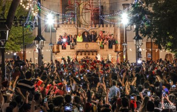 Los festeros se han dejado llevar por la emoción durante el himno. 