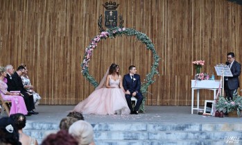 Los novios, los padrinos y el oficiante ocuparon el escenario| Jesús Cruces.