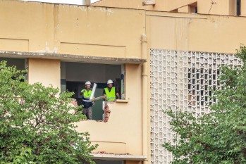 Los trabajadores ya están preparando el edificio para su demolición.