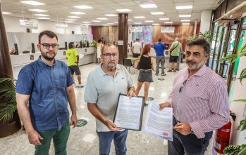 El concejal de Urbanismo, Fernando Portillo, y dos representantes de la Plataforma, Manuel Ricote y Juan José Marco | J.C.