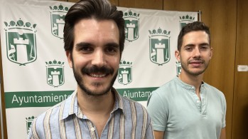 El nuevo presidente de la Santa Cruz, Gaspar Barrachina, y el expresidente, Adrián Romero. 