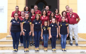 Imagen de la actual Junta Central, de rojo, y las Falleras Mayores de Elda 2019 y sus Damas de honor, de azul.