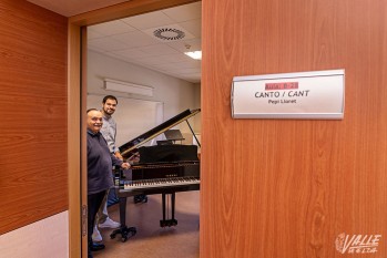 El hijo y viudo de Ana María Sánchez junto al piano de la artista | Nando Verdú.