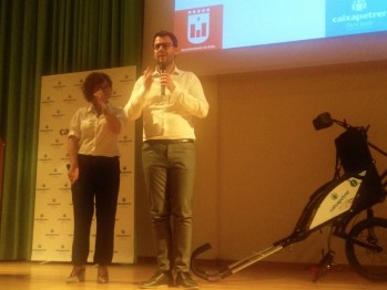 Cuentamontes recibe la primera silla para que personas con discapacidad puedan subir a la montaña gracias a Caixapetrer