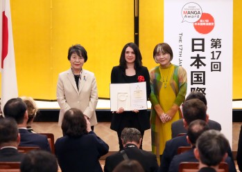 Ana Oncina recogiendo el premio.