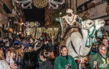 Baltasar saludó a los pequeños que esperaban su visita con ganas.