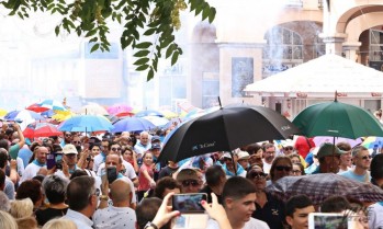 Los paraguas hoy se han utilizado para resguardarse de la pólvora | Jesús Cruces.