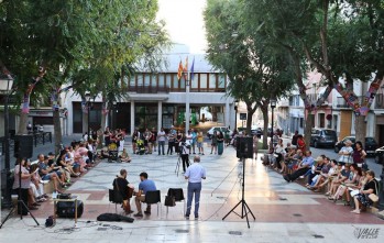 Marzo es el mes de la poesía y de Paco Mollá en Petrer